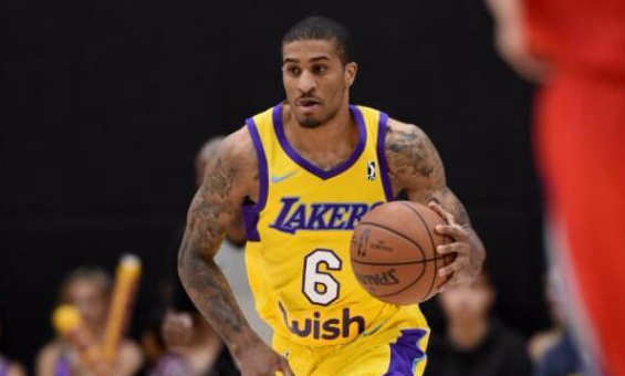 在篮下完成 在篮下完成